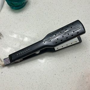 Wet-or-Dry 1 3/4" Ceramic Styling Iron